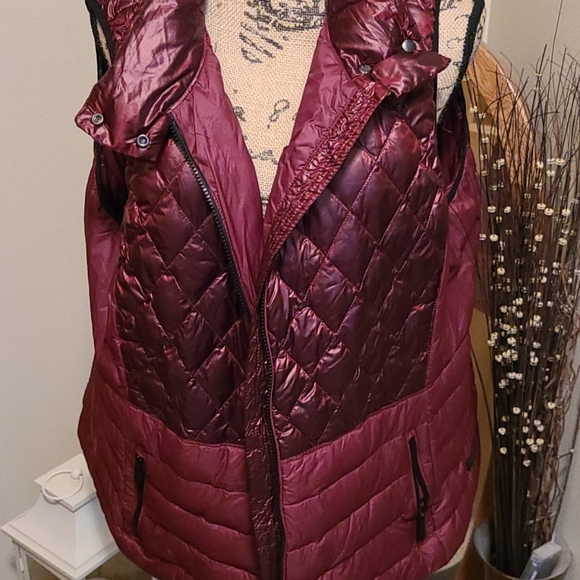 💣Pretty Calvin Klein puffer vest💣 - Picture 2 of 8